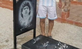 إيراني يبني قبرا رمزيا لمارادونا في فناء منزله (صور)