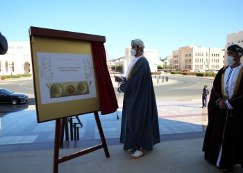 تدشين أول طابع بريدي تذكاري لسلطان عمان