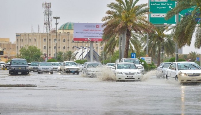 توقعات بأمطار غزيرة على عدد من مناطق السعودية