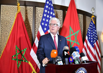 السفير الأمريكي لدى المغرب يرحب بأول رحلة قادمة من إسرائيل