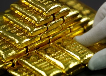 تراجع الدولار وآمال التحفيزات الأمريكية يصعدون بالذهب