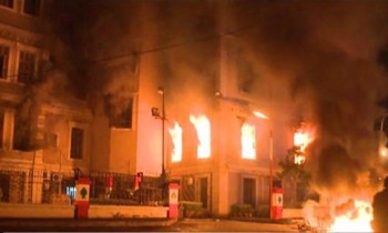 لبنان يحترق.. محتجون يضرمون النار في بلدية طرابلس والحريري يدين