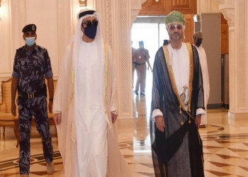 عبدالله بن زايد يصل إلى مسقط لبحث العلاقات الثنائية