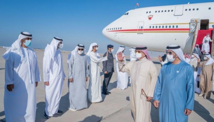 زيارة خاصة.. ملك البحرين يصل إلى الإمارات وسط توتر مع قطر (فيديو)