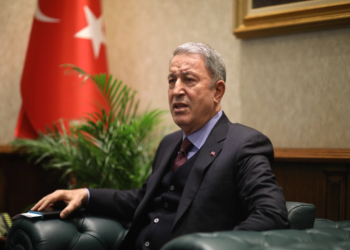 محاولة تهدئة.. وزير الدفاع التركي يستقبل سفير واشنطن في أنقرة