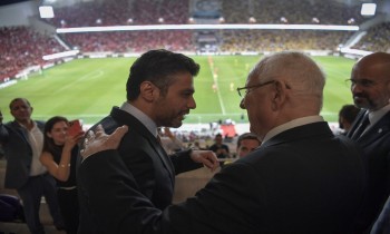 سفير الإمارات بجانب رئيس إسرائيل في نهائي كأس كرة القدم (فيديو)