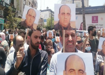 تواصل الاحتجاجات بالضفة على مقتل نزار بنات.. وعائلته تطالب بتحقيق دولي