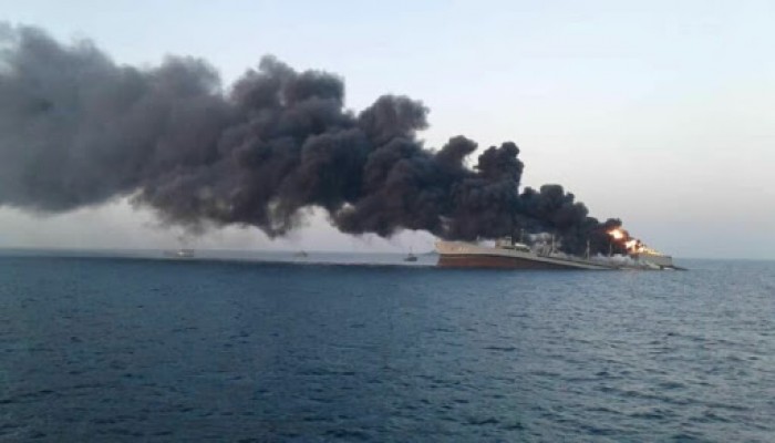 حريق يلتهم باخرة عراقية في مياه الخليج