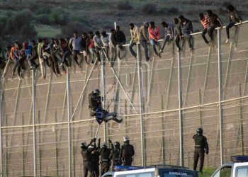 أكثر من 230 مهاجرا يعبرون السياج بين المغرب ومليلية الإسباني