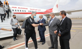 رغم قطع العلاقات.. منتخب الجزائر يصل إلى المغرب (صور)