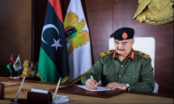 تمهيدا لترشحه بالانتخابات.. حفتر يكلف رئيس أركانه بقيادة قوات شرق ليبيا