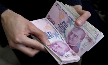 تركيا.. خفض سعر الفائدة يهوى بالليرة لمستوى تاريخي