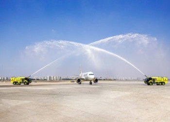 برحلتها الأولى.. مدافع المياه ترحب بطائرة بحرينية في مطار بن جوريون