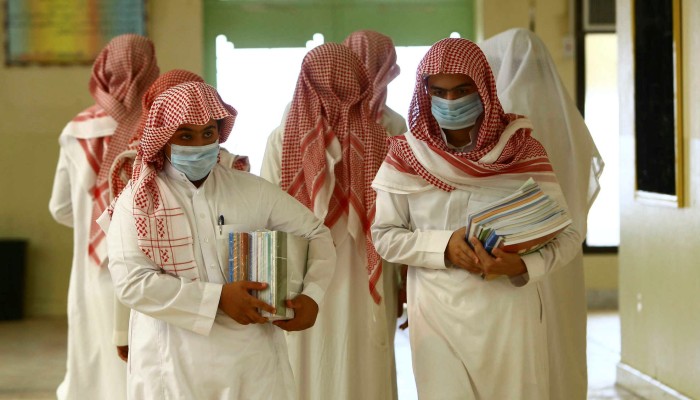 التعليم تلزم طلاب الجامعات بالزي الرسمي السعودي