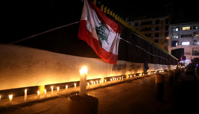 لبنان يدخل عهد العتمة الشاملة.. وناشطون غاضبون وساخرون
