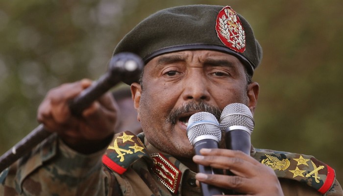 البرهان يشترط حل حكومة حمدوك لإنهاء الأزمة في السودان