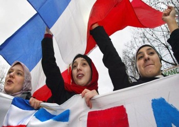 %57 من شباب فرنسا: العلمانية سلاح سياسيين وصحفيين لتشويه المسلمين