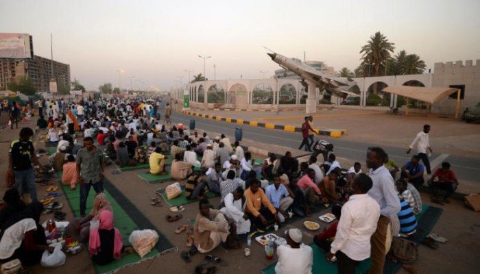 وسط انتشار أمني.. معتصمون سودانيون يغلقون محيط القصر الرئاسي