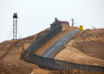 إسرائيل تطلق النار على حدود مصر وتتحدث عن إحباط تهريب