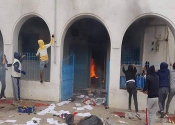محتجون يحرقون مركز الحرس الوطني في مدينة عقارب وسط تونس