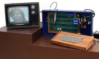 خشبي وعمره 45 عاما.. مزاد لبيع أول كمبيوتر أنتجته أبل بمليون دولار