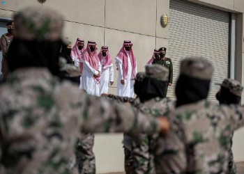 مجندات سعوديات يقدمن عروضا عسكرية أمام وزير الداخلية (فيديو)