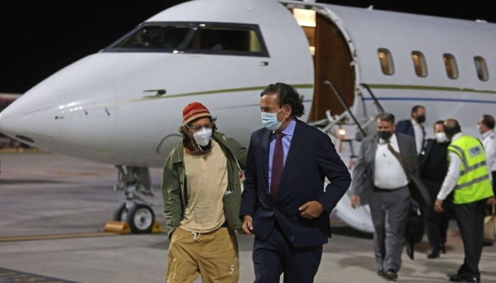 الصحفي الأمريكي المفرج عنه في ميانمار يصل إلى قطر في طريقه لبلاده
