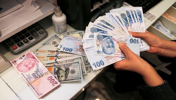 العملة التركية تسجل انخفاضا قياسيا جديدا عند 11.1 ليرة للدولار