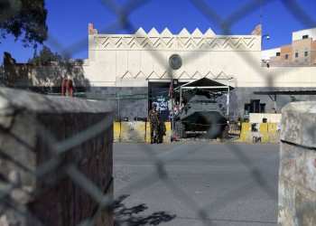 واشنطن تطالب الحوثيين بالإفراج الفوري عن موظفي السفارة الأمريكية بصنعاء