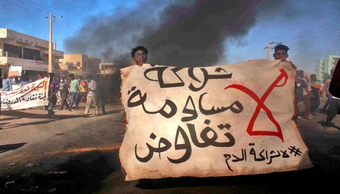 مظاهرات ليلية رفضا للاتفاق السياسي بين البرهان وحمدوك