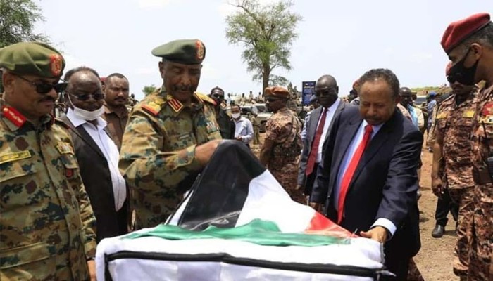 الجارديان: انقلاب السودان لم ينته.. وحمدوك جاء كزعيم دعاية للجيش