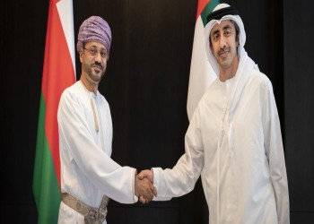 وزيرا خارجية الإمارات وعمان يبحثان تطوير علاقات بلديهما