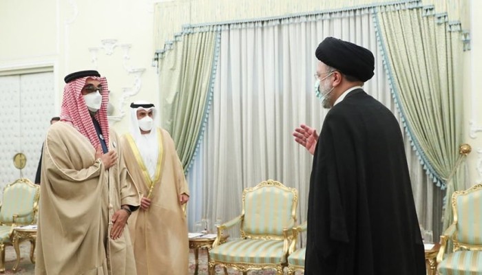 طحنون يتبادل مع رئيس إيران التحيات والتمنيات بالتطور والرخاء