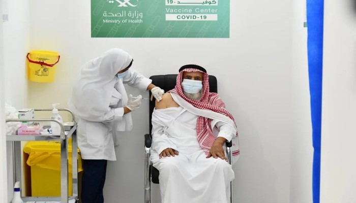 السعودية تشترط تلقي جرعة اللقاح المعززة لدخول المراكز التجارية