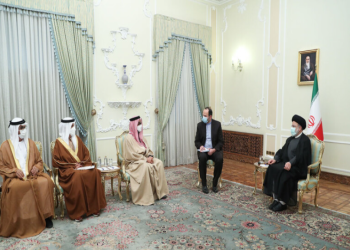 طحنون بن زايد يسلم رئيس إيران دعوة لزيارة الإمارات
