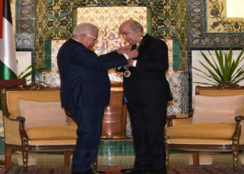 عباس يقلد الرئيس الجزائري القلادة الكبرى لفلسطين