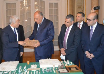 خلال زيارة لابيد.. إسرائيل تسلم مصر 95 قطعة أثرية مهربة