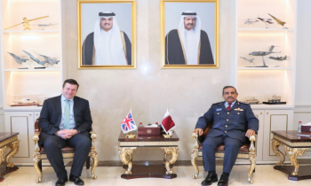 رئيس الأركان القطري يلتقي وزير الجيوش البريطاني في الدوحة (صور)