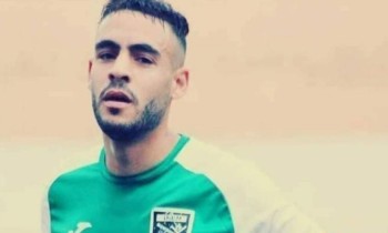 وفاة لاعب جزائري إثر إصابته بأزمة قلبية في الملعب (فيديو)