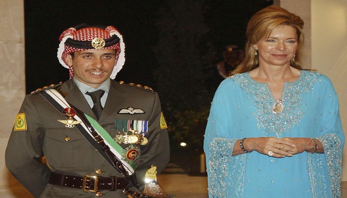 والدة الأمير حمزة تنفي سفره لكندا: لا يزال بالإقامة الجبرية