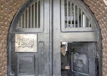 ترحيل معتقلين مصريين تمهيدا لنقلهم لمجمع سجون وادي النطرون