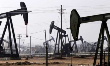 النفط يواصل صعوده مع تراجع المخاوف من أوميكرون