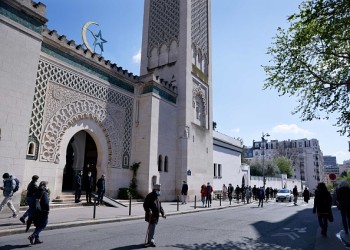 وزير داخلية فرنسا يعترف بتعرض المسلمين لاعتداءات بالبلاد