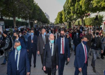 ذي إندبندنت: شعبية الرئيس التونسي تنهار تحت الضغوط الاقتصادية وقراراته المستبدة