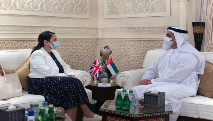 وزير الداخلية الإماراتي يبحث التعاون الأمني مع نظيرته البريطانية