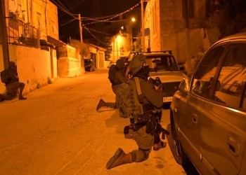 اشتباكات مسلحة بين جيش الاحتلال ومقاومين فلسطينيين بالضفة الغربية.. واستشهاد شاب