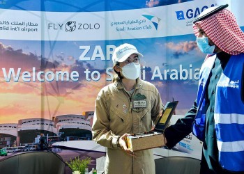 أصغر امرأة تقوم برحلة طيران انفرادي حول العالم تصل إلى السعودية