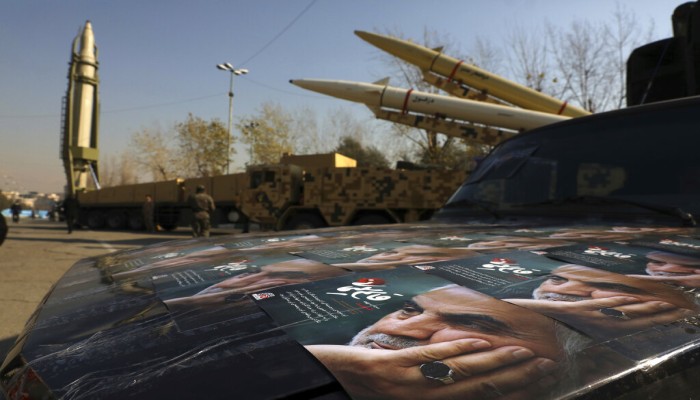 في ذكرى ضرب قواعد أمريكية في العراق..  إيران تستعرض صواريخها