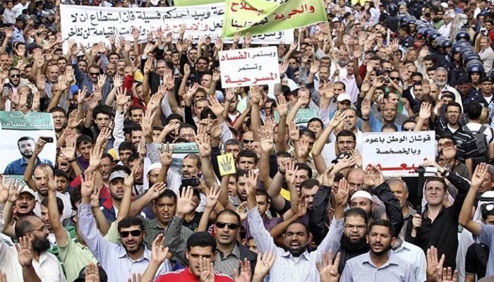 الحراك الشعبي بالأردن يتسلل.. اعتصام في السلط وجنازة للدستور بالزرقاء