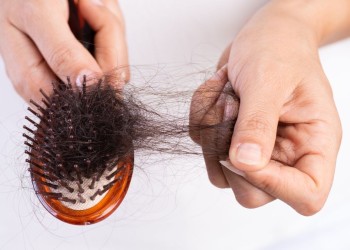 دراسة: 22% من المتعافين من كورونا يعانون من تساقط الشعر الكثيف
